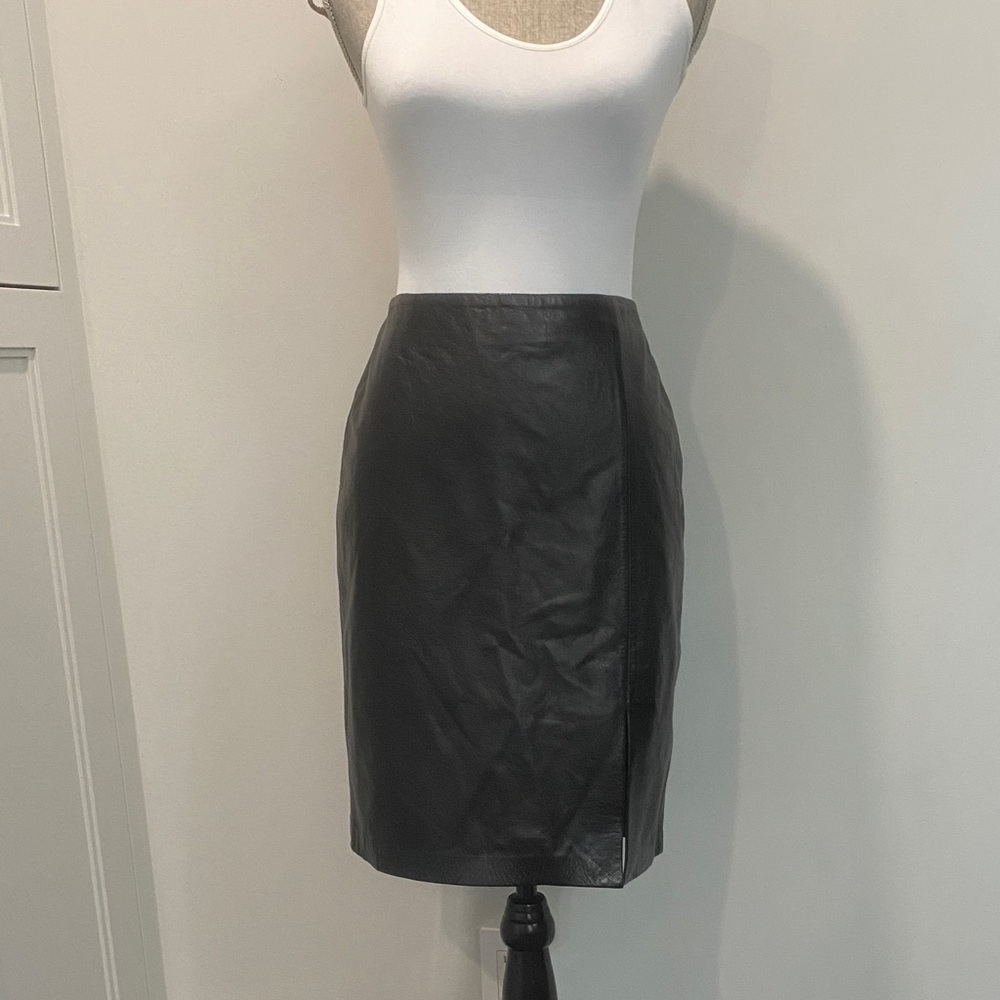 Danier Black Leather Pencil Skirt Side Slit Size 6 Knee Length - Picture 2 of 16